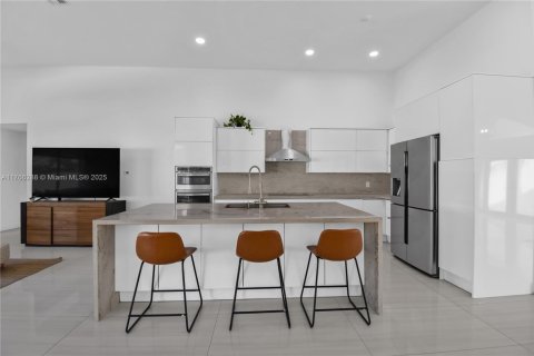 House in Weston, Florida 4 bedrooms, 248.61 sq.m. № 1587045 - photo 11
