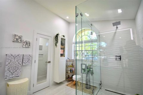 House in Weston, Florida 4 bedrooms, 248.61 sq.m. № 1587045 - photo 8