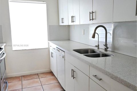 Adosado en alquiler en Miami, Florida, 3 dormitorios, 92.9 m2 № 2025375 - foto 3