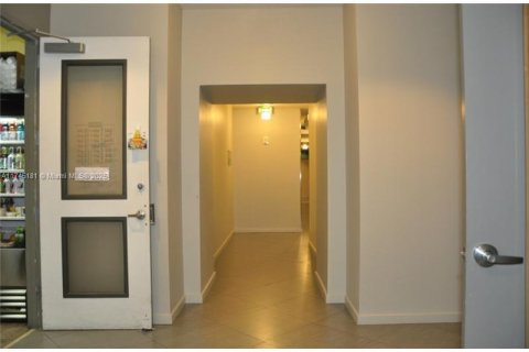 Commercial property in Miami, Florida № 1710337 - photo 15