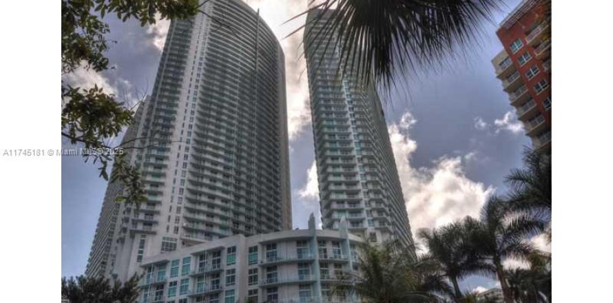 Commercial property in Miami, Florida № 1710337