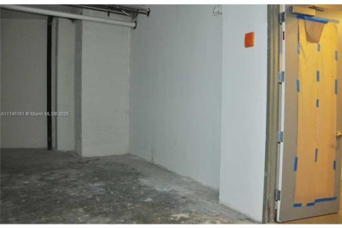 Commercial property in Miami, Florida № 1710337 - photo 12