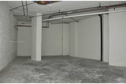Commercial property in Miami, Florida № 1710337 - photo 11