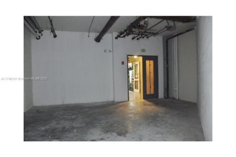 Commercial property in Miami, Florida № 1710337 - photo 8