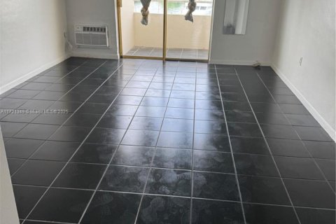 Купить кондоминиум в Норт-Бей-Виллидж, Флорида 41.43м2, № 2088717 - фото 6