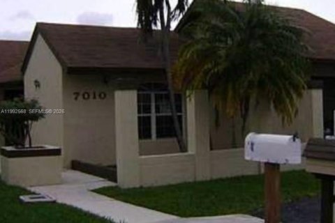 Touwnhouse à vendre à Miami, Floride: 3 chambres, 110.37 m2 № 2058462 - photo 2