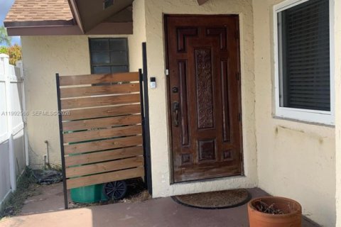 Touwnhouse à vendre à Miami, Floride: 3 chambres, 110.37 m2 № 2058462 - photo 18