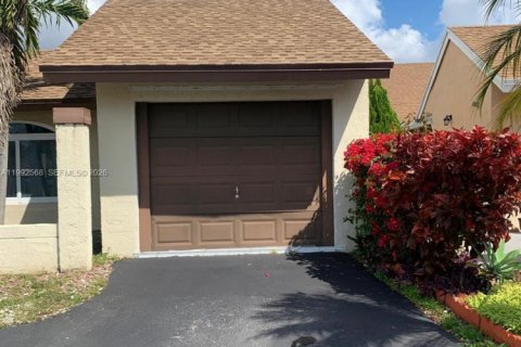 Touwnhouse à vendre à Miami, Floride: 3 chambres, 110.37 m2 № 2058462 - photo 13