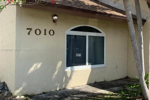Touwnhouse à vendre à Miami, Floride: 3 chambres, 110.37 m2 № 2058462 - photo 15