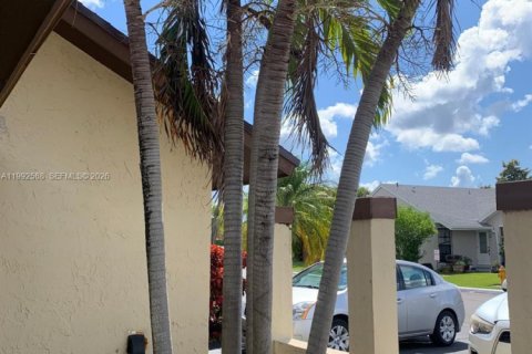 Touwnhouse à vendre à Miami, Floride: 3 chambres, 110.37 m2 № 2058462 - photo 16