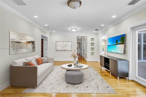 House in Coral Gables, Florida 4 bedrooms, 211.17 sq.m. № 1831102 - photo 17