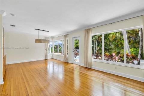 House in Coral Gables, Florida 4 bedrooms, 211.17 sq.m. № 1831102 - photo 9