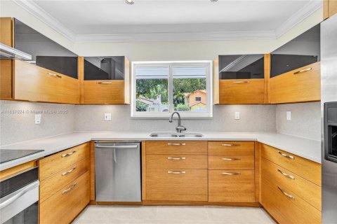 House in Coral Gables, Florida 4 bedrooms, 211.17 sq.m. № 1831102 - photo 13