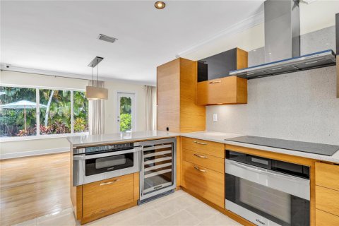 House in Coral Gables, Florida 4 bedrooms, 211.17 sq.m. № 1831102 - photo 12