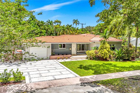 House in Coral Gables, Florida 4 bedrooms, 211.17 sq.m. № 1831102 - photo 1