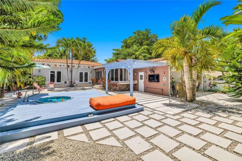 House in Coral Gables, Florida 4 bedrooms, 211.17 sq.m. № 1831102 - photo 3