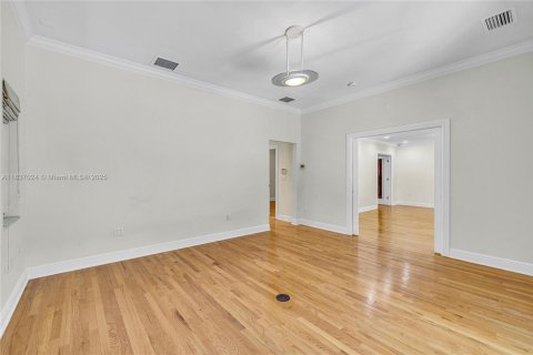 House in Coral Gables, Florida 4 bedrooms, 211.17 sq.m. № 1831102 - photo 23