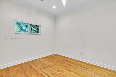 House in Coral Gables, Florida 4 bedrooms, 211.17 sq.m. № 1831102 - photo 27