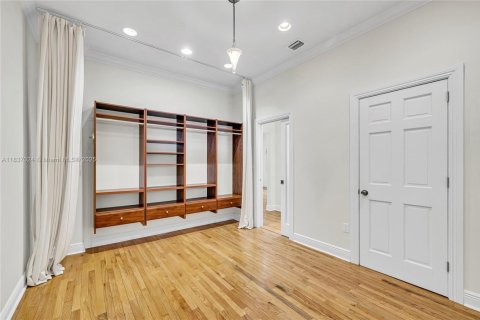 House in Coral Gables, Florida 4 bedrooms, 211.17 sq.m. № 1831102 - photo 26