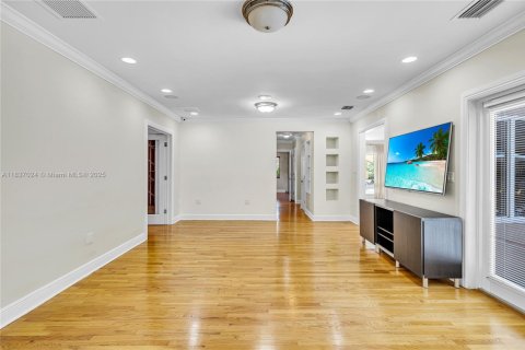 House in Coral Gables, Florida 4 bedrooms, 211.17 sq.m. № 1831102 - photo 18