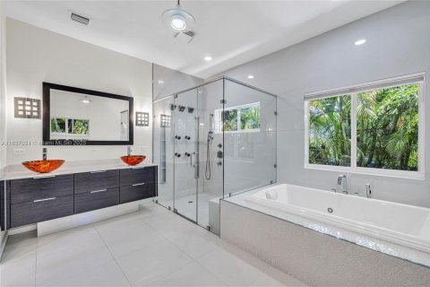House in Coral Gables, Florida 4 bedrooms, 211.17 sq.m. № 1831102 - photo 25