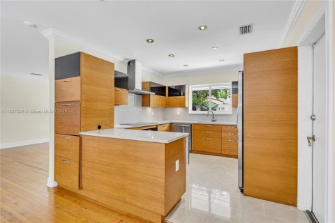 House in Coral Gables, Florida 4 bedrooms, 211.17 sq.m. № 1831102 - photo 11
