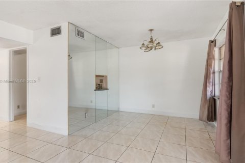 House in North Lauderdale, Florida 2 bedrooms, 89.37 sq.m. № 1739791 - photo 9