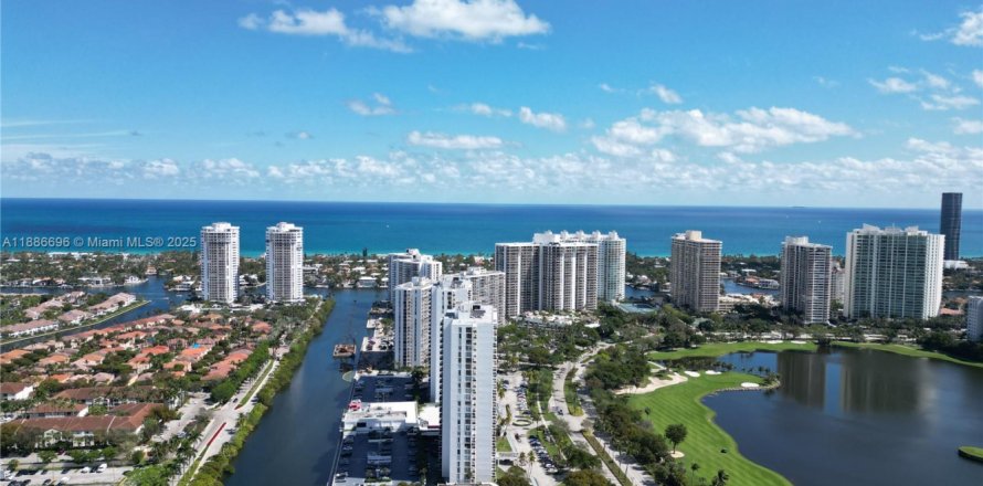 Кондоминиум с 2 спальнями в Авентура, Флорида № 1981688