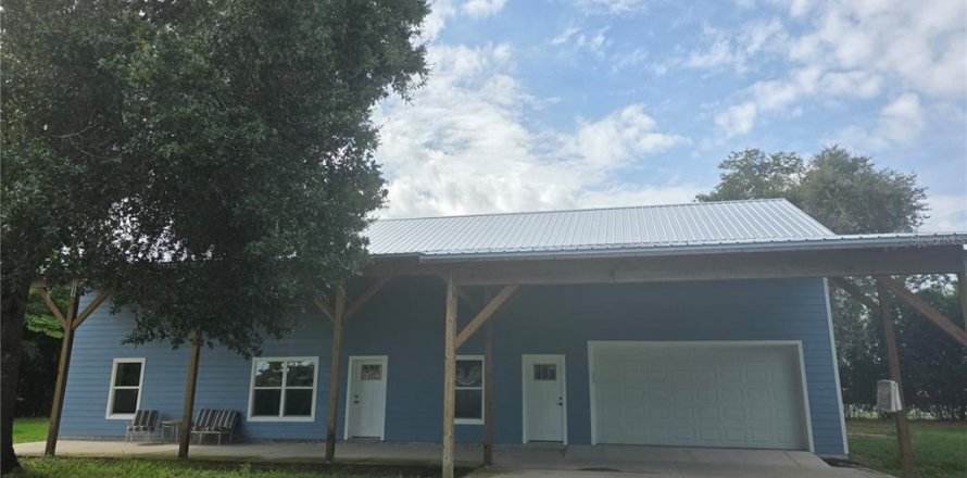 House in Tavares, Florida 2 bedrooms, 348.38 sq.m. № 1893875