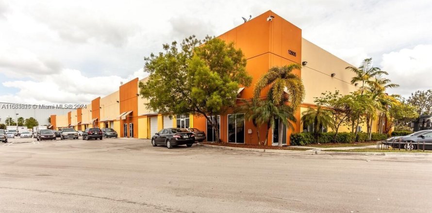Immobilier commercial à Medley, Floride № 2077111