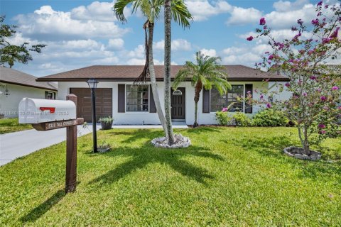 House in Greenacres, Florida 2 bedrooms, 126.07 sq.m. № 1830973 - photo 1