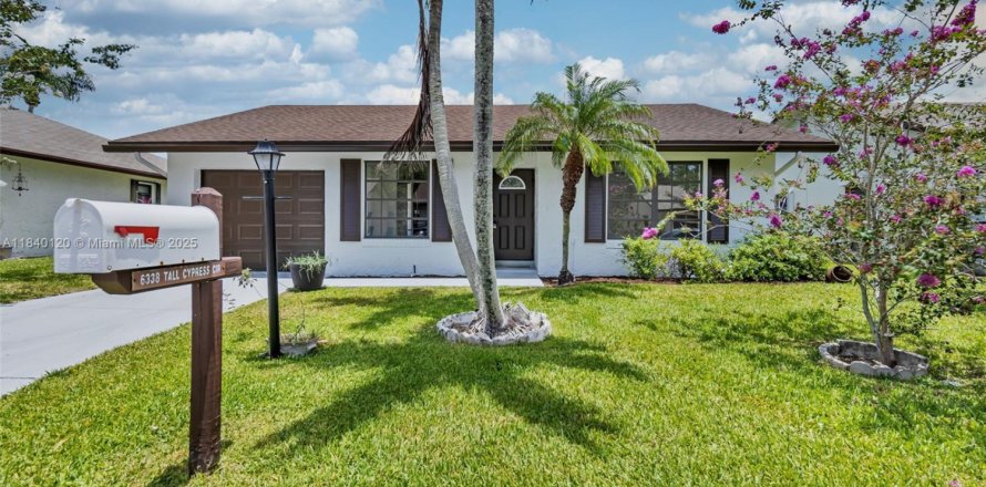 House in Greenacres, Florida 2 bedrooms, 126.07 sq.m. № 1830973