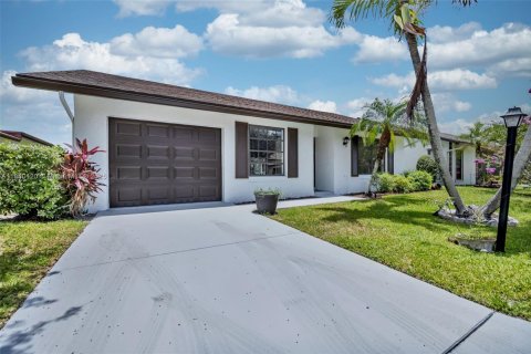 House in Greenacres, Florida 2 bedrooms, 126.07 sq.m. № 1830973 - photo 2