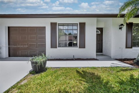 House in Greenacres, Florida 2 bedrooms, 126.07 sq.m. № 1830973 - photo 3