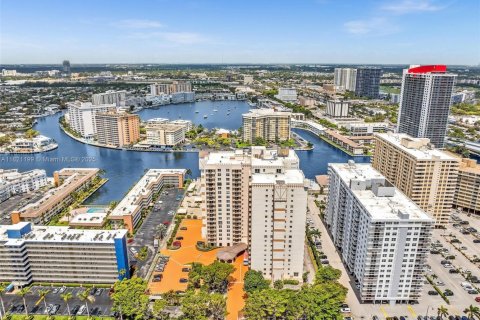 Copropriété à vendre à Hallandale Beach, Floride: 1 chambre, 120.77 m2 № 1985712 - photo 29