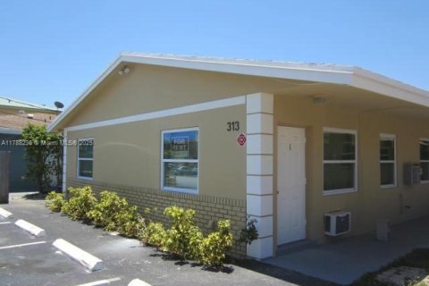 Propiedad comercial en venta en Pompano Beach, Florida, 222.97 m2 № 1704998 - foto 2