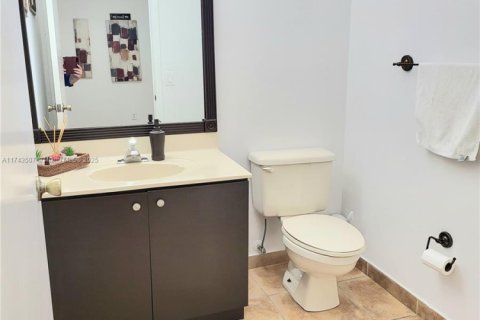 Снять в аренду таунхаус в Майами-Лейкс, Флорида 3 спальни, 187.2м2, № 1798850 - фото 9