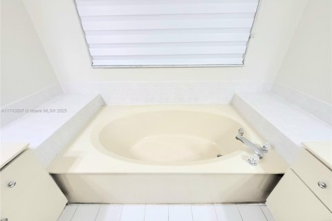 Снять в аренду таунхаус в Майами-Лейкс, Флорида 3 спальни, 187.2м2, № 1798850 - фото 15