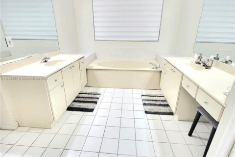 Снять в аренду таунхаус в Майами-Лейкс, Флорида 3 спальни, 187.2м2, № 1798850 - фото 16