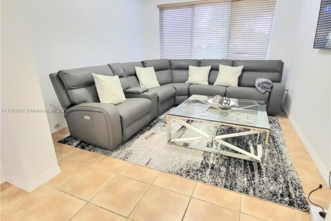 Снять в аренду таунхаус в Майами-Лейкс, Флорида 3 спальни, 187.2м2, № 1798850 - фото 2