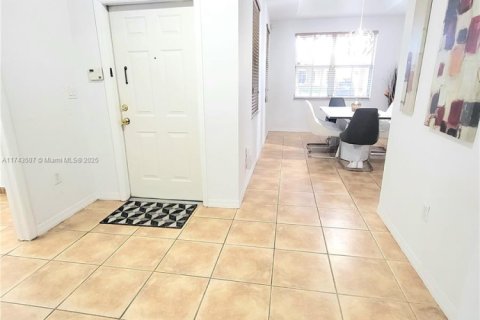 Снять в аренду таунхаус в Майами-Лейкс, Флорида 3 спальни, 187.2м2, № 1798850 - фото 5