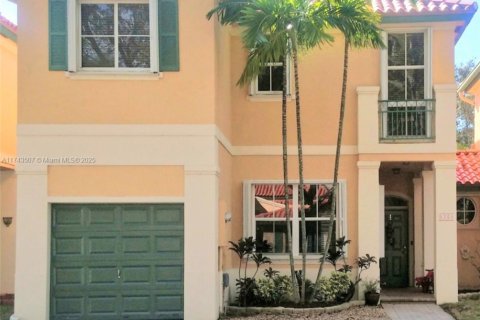 Снять в аренду таунхаус в Майами-Лейкс, Флорида 3 спальни, 187.2м2, № 1798850 - фото 1
