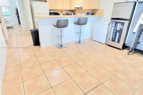 Снять в аренду таунхаус в Майами-Лейкс, Флорида 3 спальни, 187.2м2, № 1798850 - фото 8