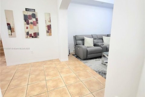 Снять в аренду таунхаус в Майами-Лейкс, Флорида 3 спальни, 187.2м2, № 1798850 - фото 3