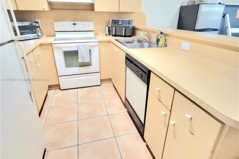 Снять в аренду таунхаус в Майами-Лейкс, Флорида 3 спальни, 187.2м2, № 1798850 - фото 6