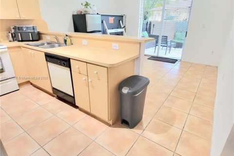 Снять в аренду таунхаус в Майами-Лейкс, Флорида 3 спальни, 187.2м2, № 1798850 - фото 7