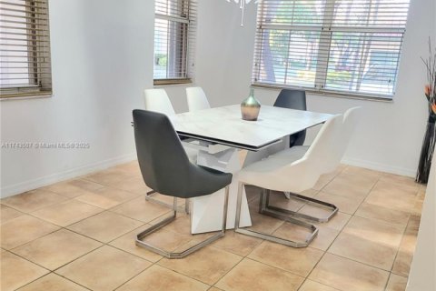 Снять в аренду таунхаус в Майами-Лейкс, Флорида 3 спальни, 187.2м2, № 1798850 - фото 4