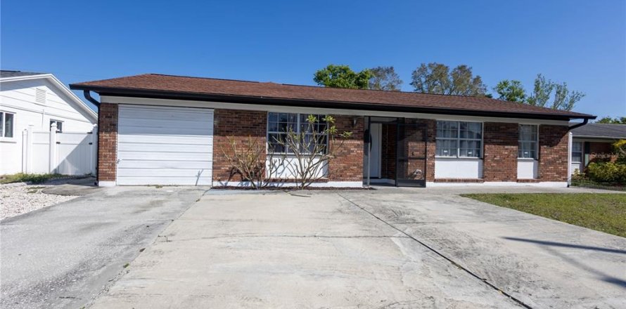 House in Brandon, Florida 4 bedrooms, 157.93 sq.m. № 1603243