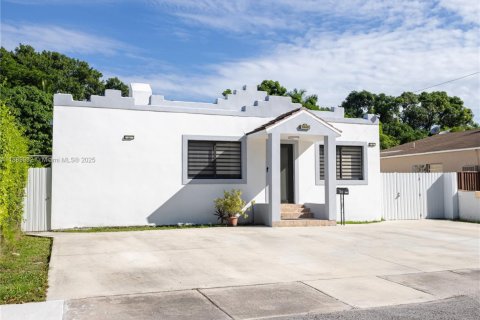 Propiedad comercial en venta en Miami, Florida, 195 m2 № 1939251 - foto 2