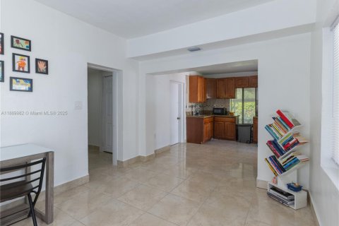 Propiedad comercial en venta en Miami, Florida, 195 m2 № 1939251 - foto 14